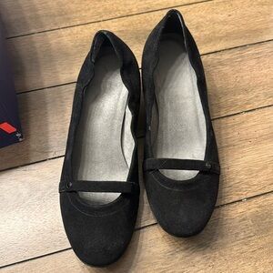 Stuart Weitzman size 8.5 women’s bowlers black soft patent